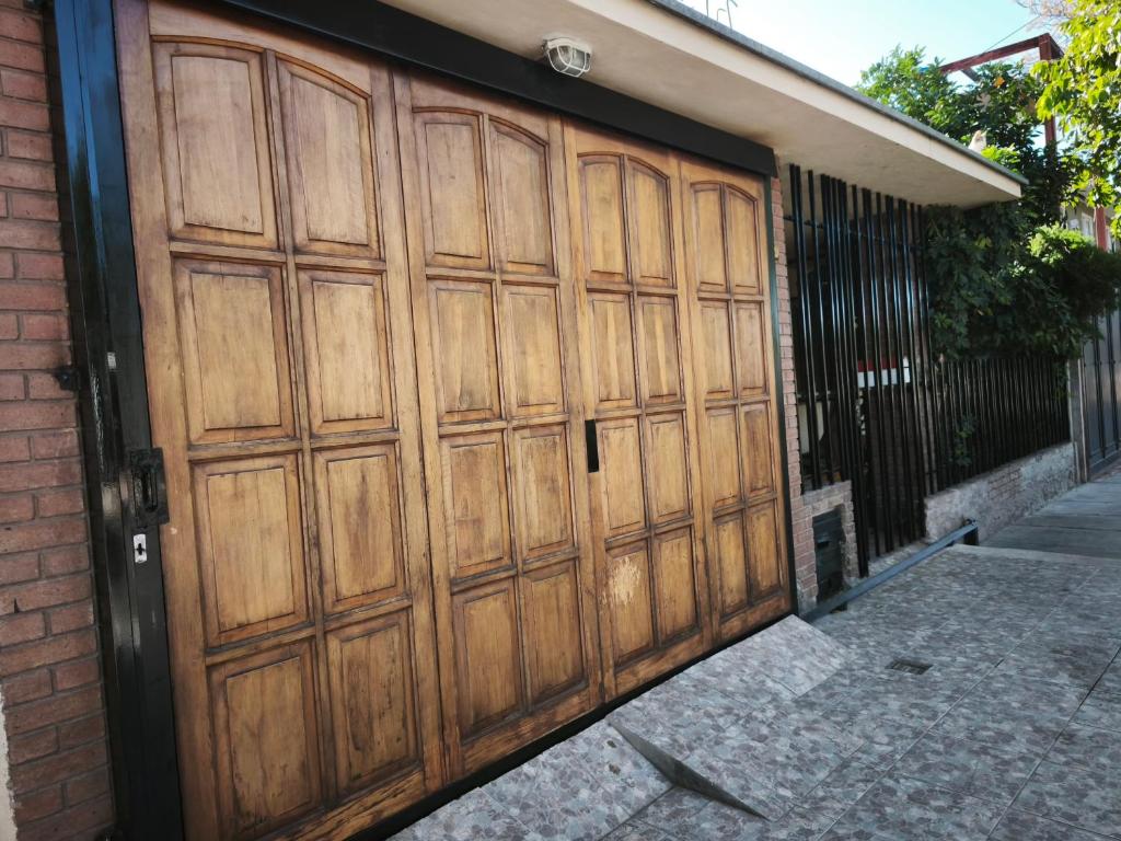 a pair of wooden garage doors on a building at Pausa viajera in Las Heras