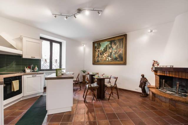 Il dispose d'une cuisine et d'un salon avec une cheminée. dans l'établissement B&B Glicini, à Rome