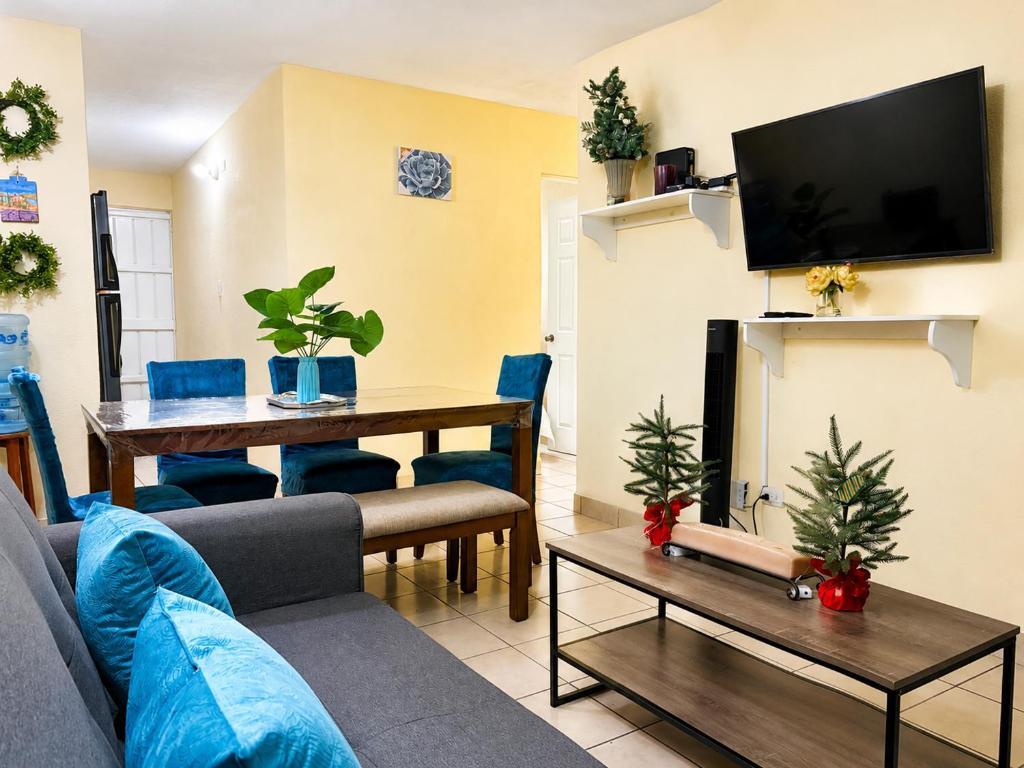 a living room with a couch and a table at Casa cómoda en zona residencial Ideal para familias y grupos in Villa Nueva