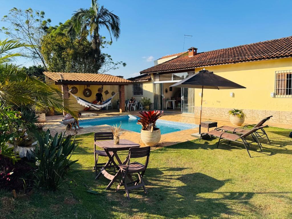 a backyard with a hammock and a swimming pool at Cintia Barrozo Nunes in Ibiúna