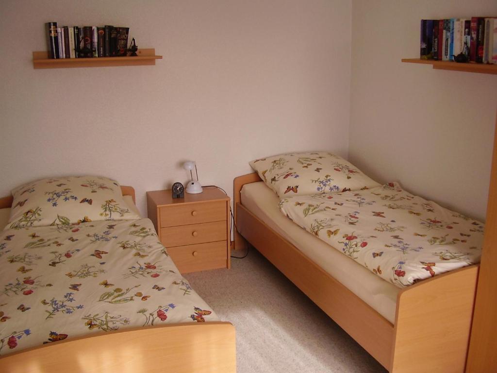 1 Schlafzimmer mit 2 Betten und einem Nachttisch in der Unterkunft Private Room - Messe Nord in Hannover