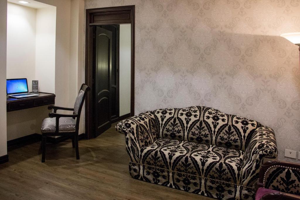 TV a/nebo společenská místnost v ubytování Hotel Castilla Real