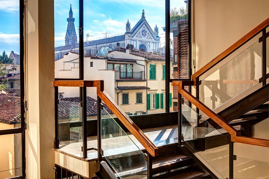 uma escada que leva a uma varanda com vista para a cidade em Opera Florence Apartments em Florença