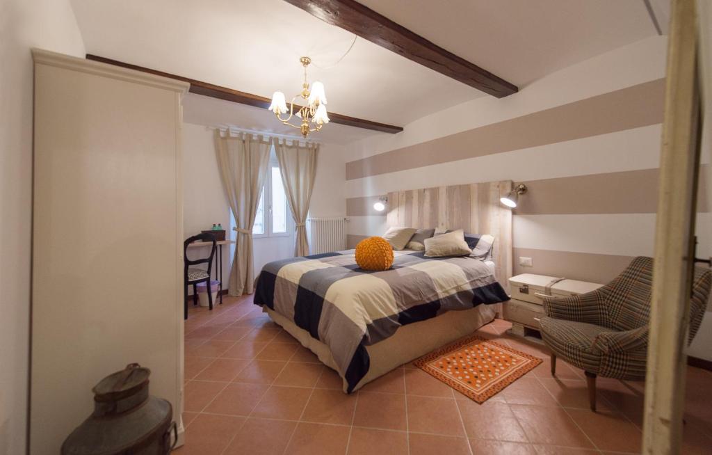1 dormitorio con 1 cama, mesa y sillas en La Trinuzia, en Prato