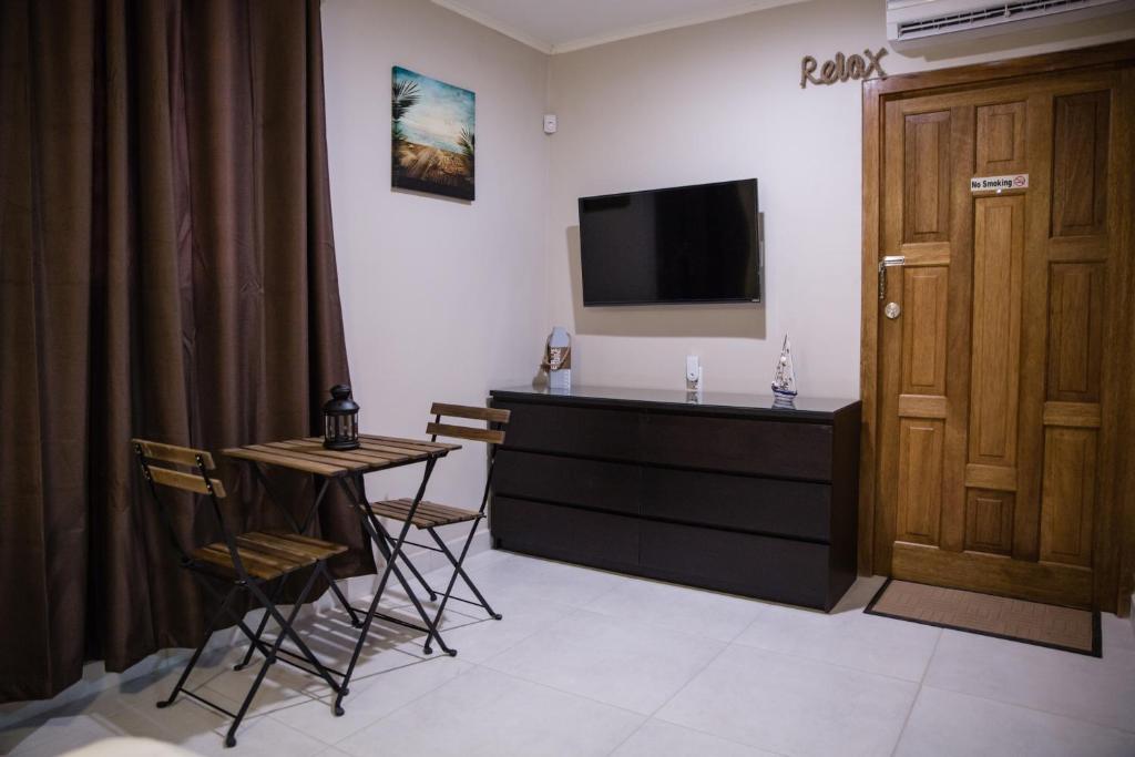 TV a/nebo společenská místnost v ubytování The Pier Beach Inn & Suites