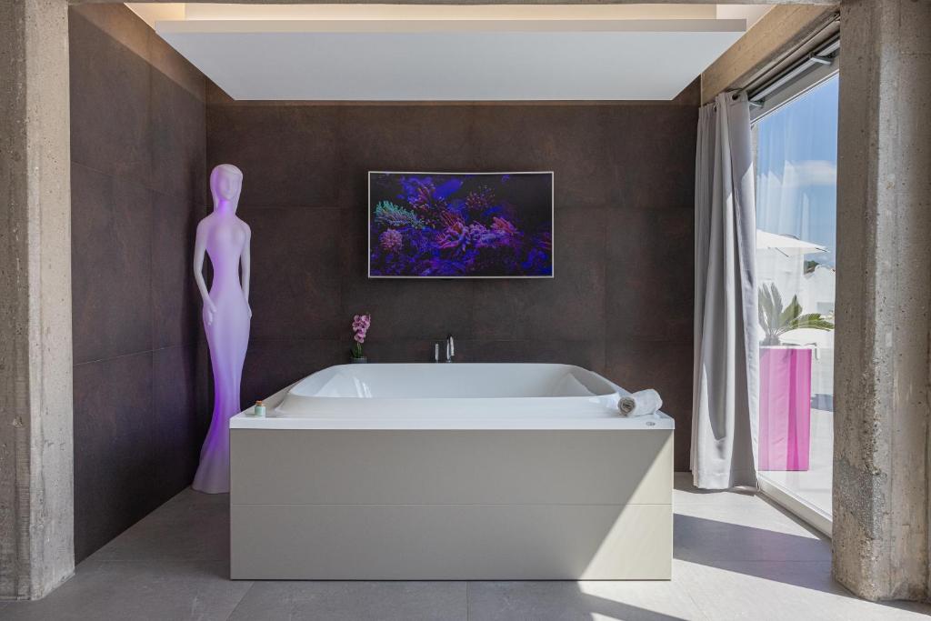 Tropicana Suite - Adults Only