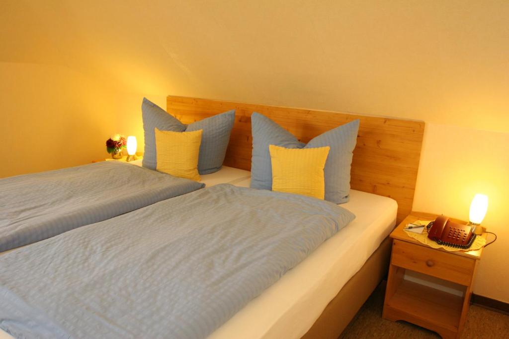 Postel nebo postele na pokoji v ubytování Hotel Krone Rüdesheim