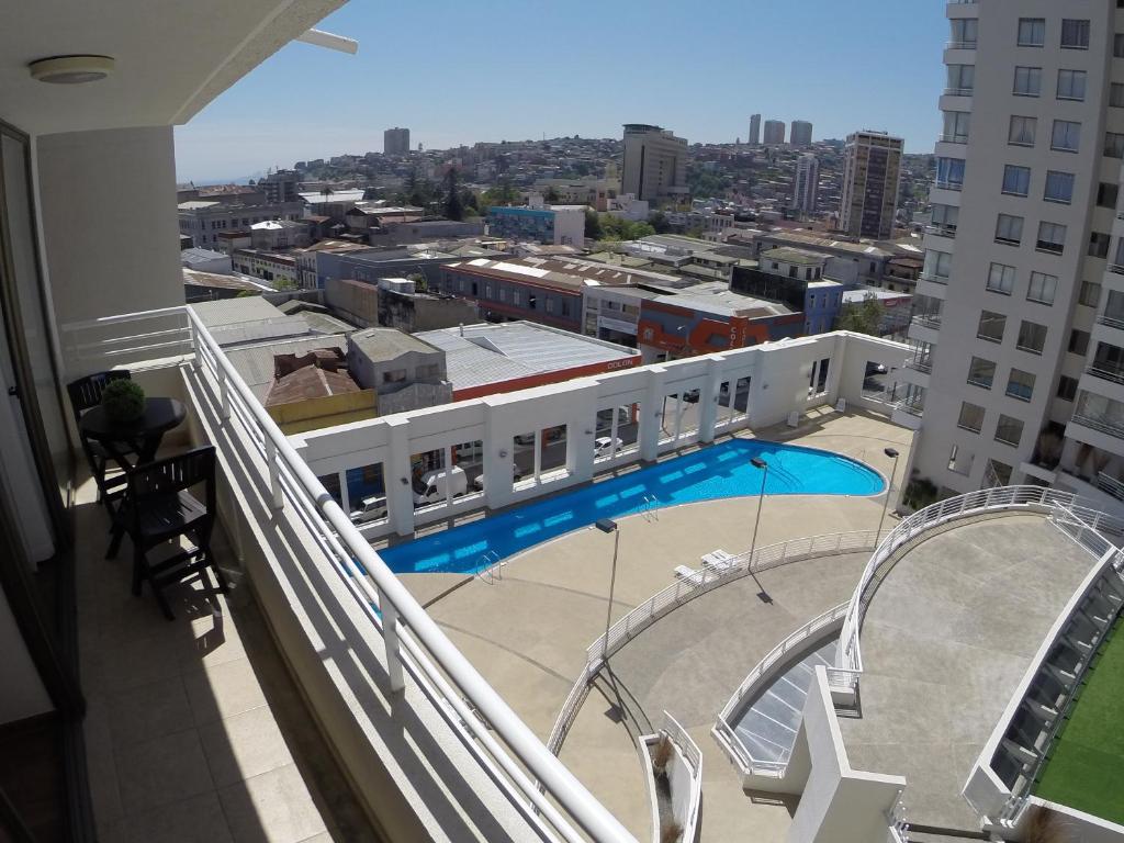 - une vue depuis le balcon d'un immeuble avec piscine dans l'établissement Geopark Valparaíso, à Valparaíso