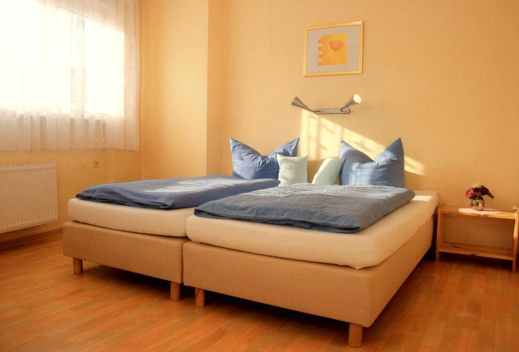 Ein Bett oder Betten in einem Zimmer der Unterkunft Hotel Krone Rüdesheim