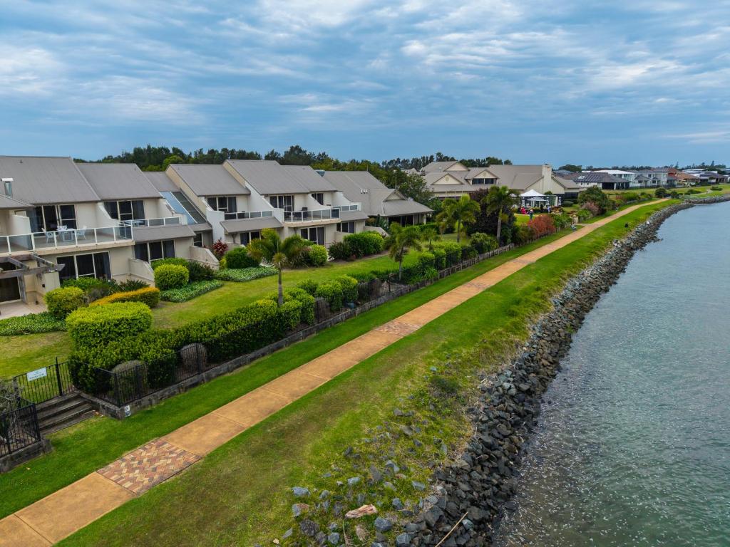 a row of houses next to a body of water at Harrington River Lodge in Harrington