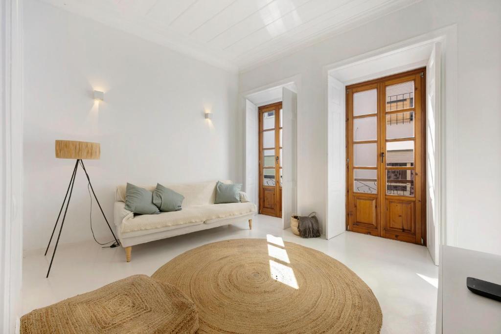 a white living room with a couch and a table at Casa Miclá in Lagos