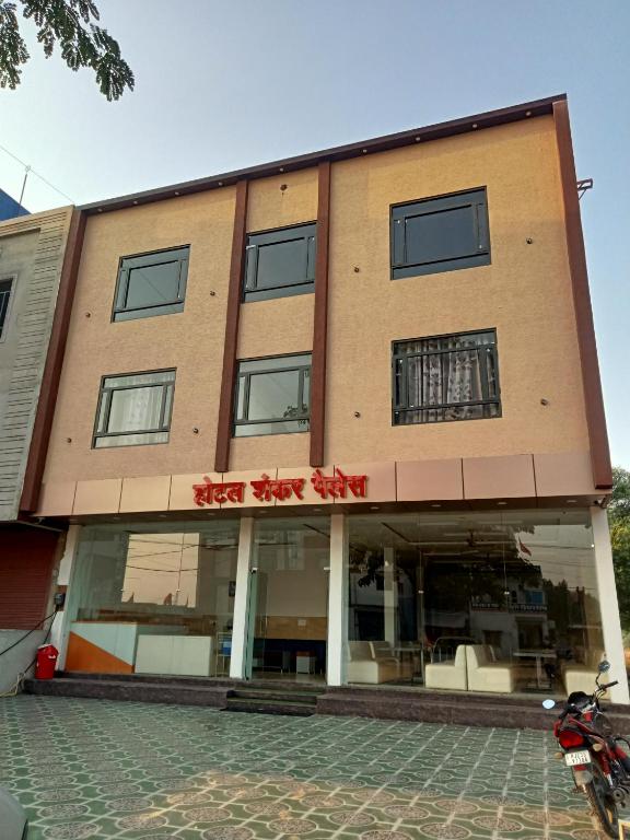 a building with a sign that reads just right stuff at Hotel Shankar Place in Khātu