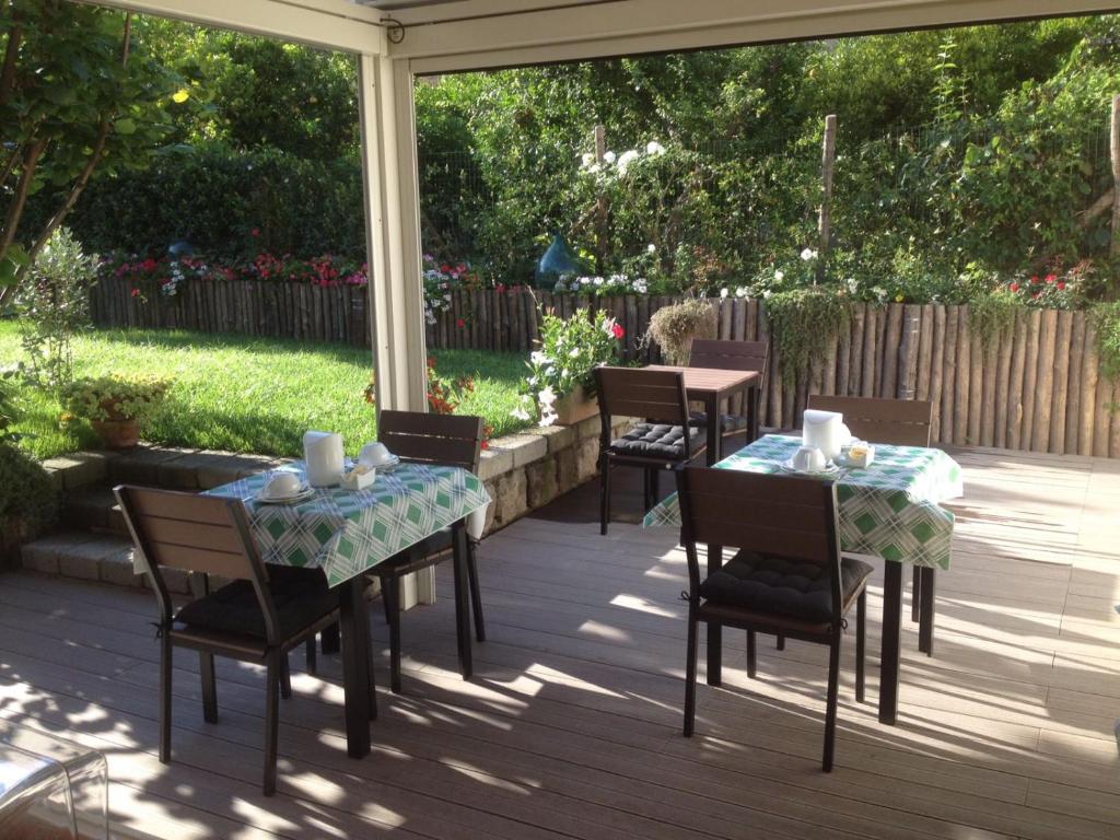 un patio con tavoli e sedie su una terrazza di Giardino Sorrentino a Sorrento