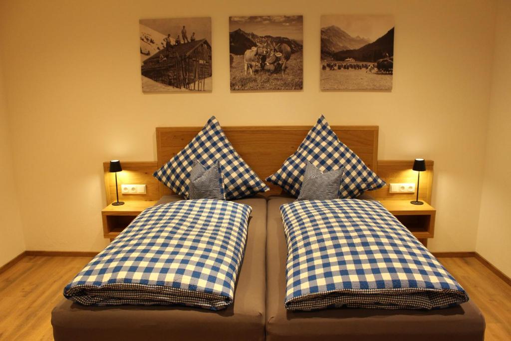 a living room with a couch with pillows on it at Ferienwohnung Stuibock in Fischen