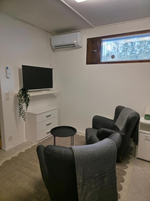 a living room with a couch and a tv at Kotoisa 2 in Seinäjoki
