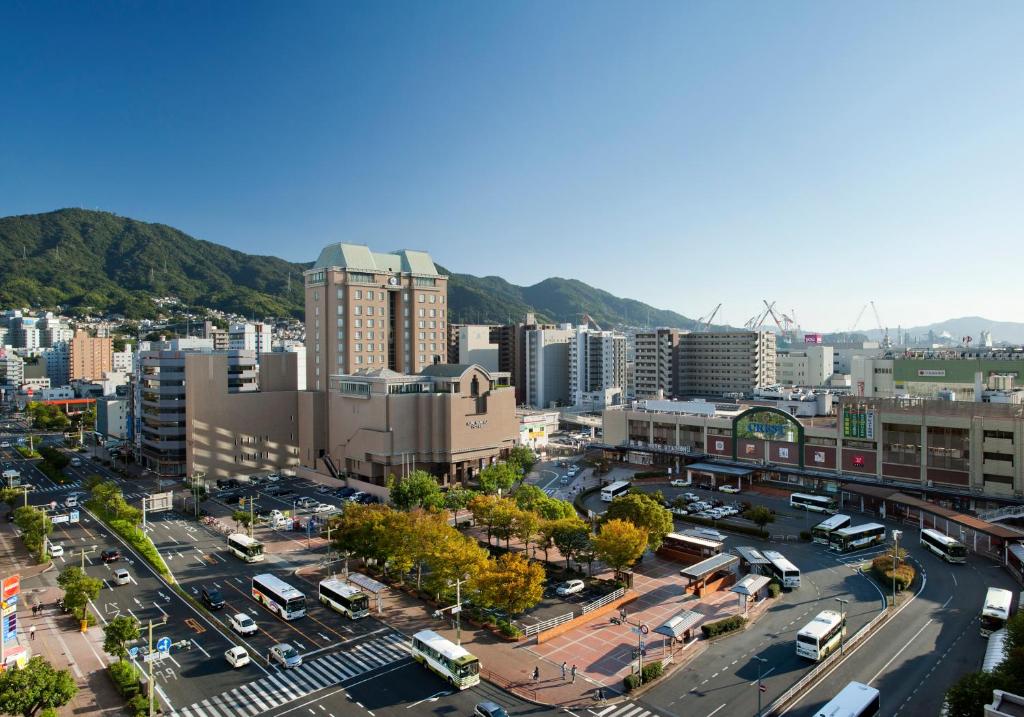 una vista aérea de una ciudad con edificios en Kure Hankyu Hotel en Kure