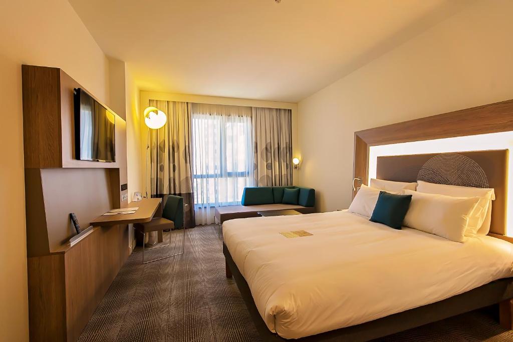 Cama ou camas em um quarto em Novotel Diyarbakir