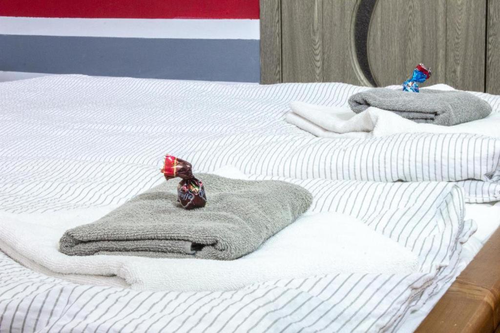three beds with towels and dolls on top of them at Franc Llagami - Rooms - 2 in Vecsés