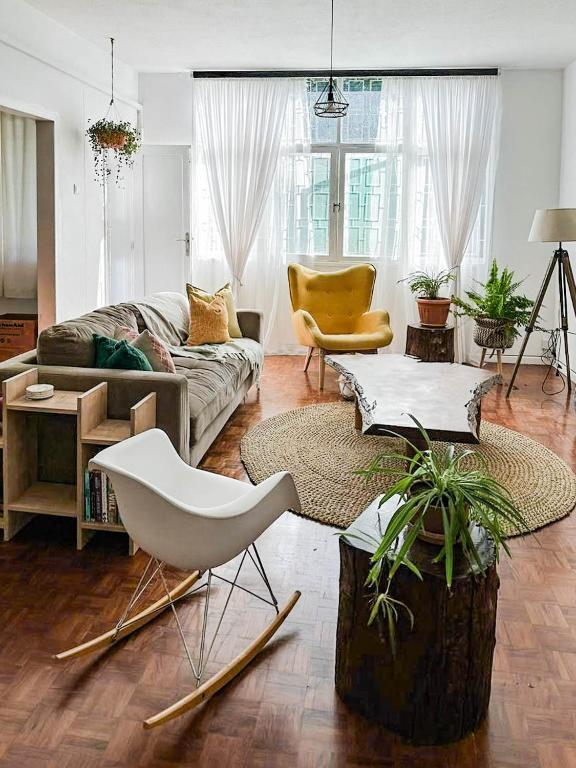 a living room with a couch and a chair at Di Vine in Maputo