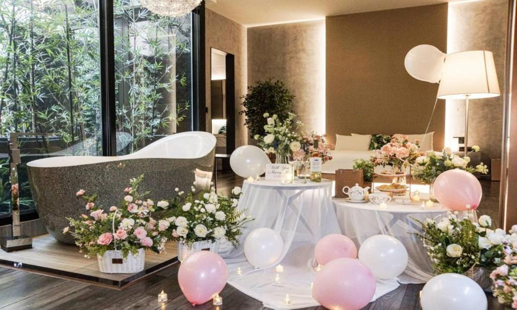 a room with two tables with balloons and flowers at 대구 이스턴호텔 라이온즈파크점 in Daegu