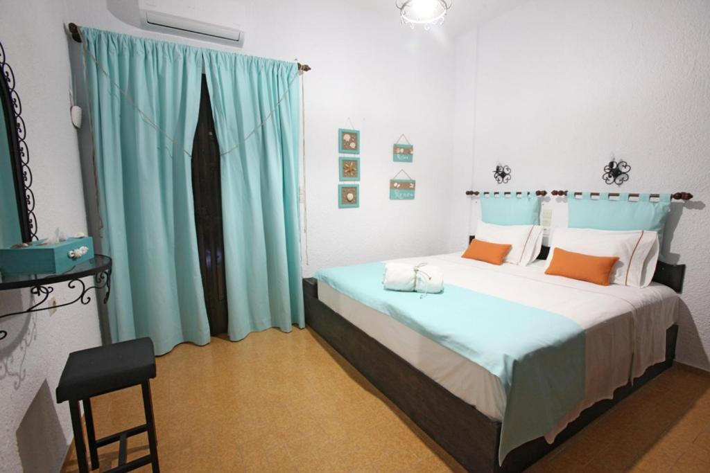 Un pat sau paturi într-o cameră la Elounda Relax Apartment