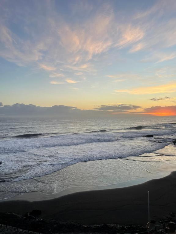 a view of the beach at sunset at Hostjimeno Invierno in La Garita