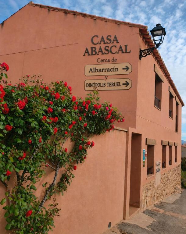ein Gebäude mit einem Schild an der Seite in der Unterkunft Casa Abascal cerca de Teruel, Albarracín y Dinópolis in Cella