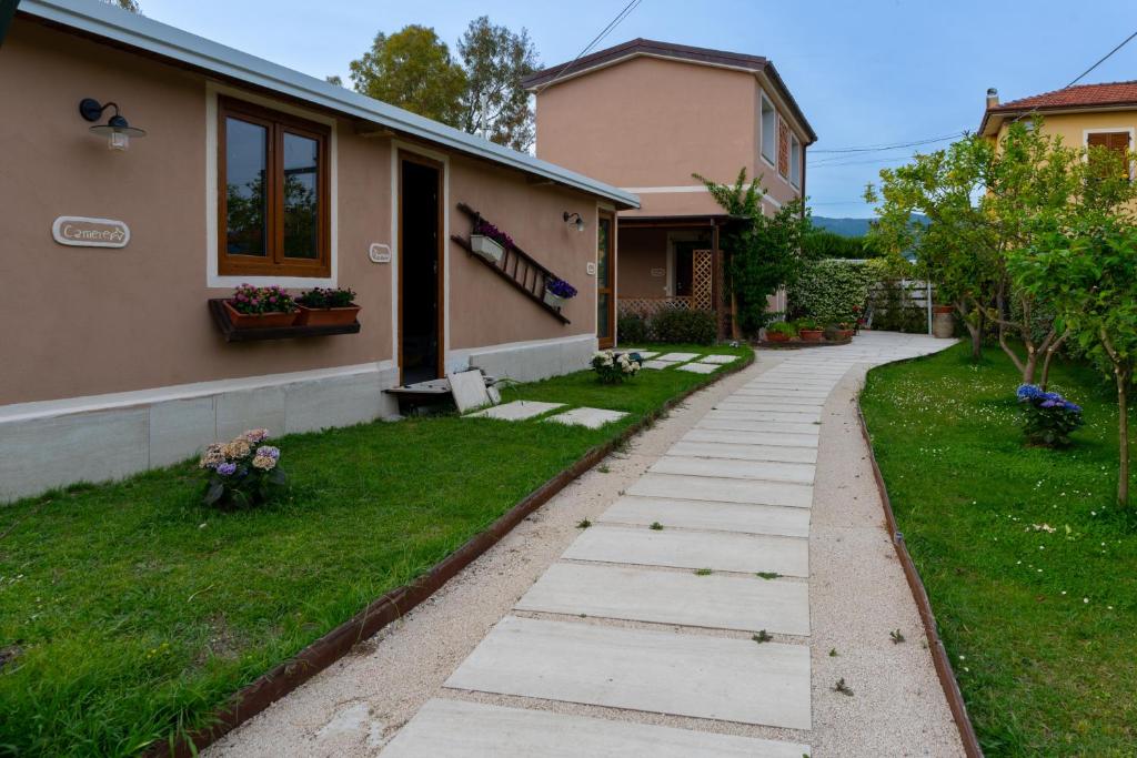 a walkway in front of a house at Affittacamere il vecchio fienile in Ameglia