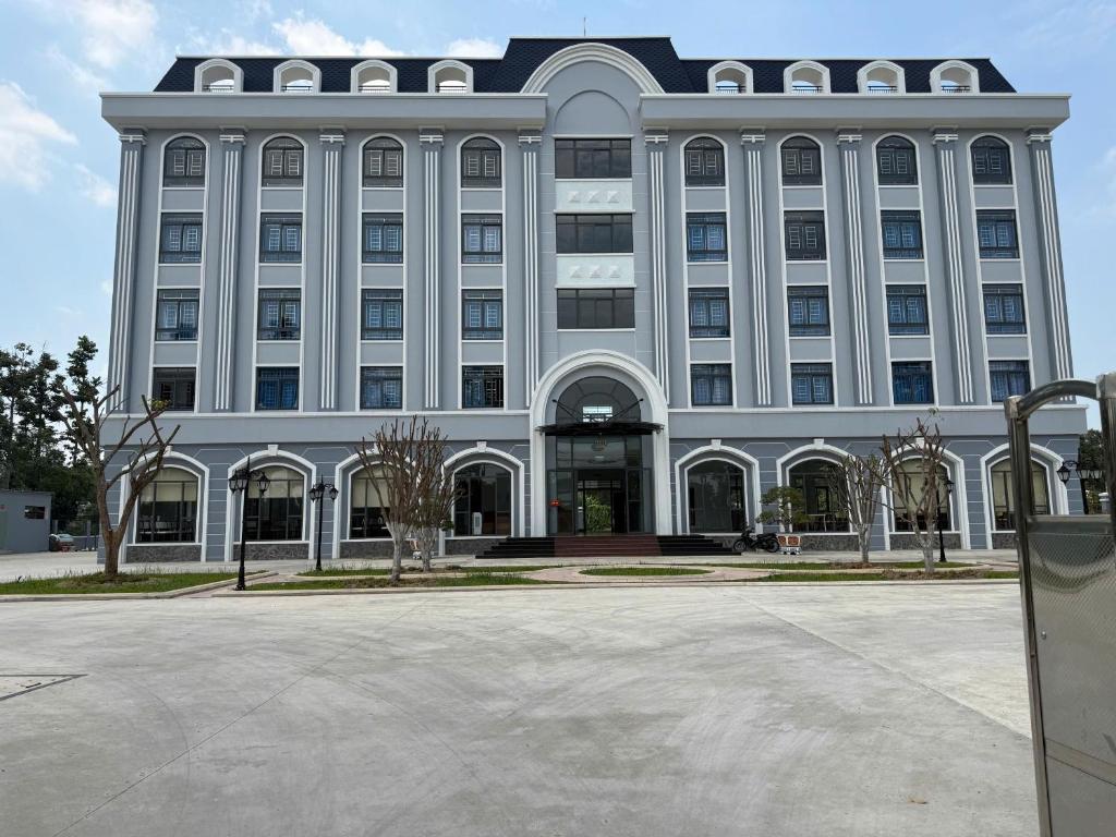 a large white building with a lot of windows at Hotel T88 in Ấp Trảng