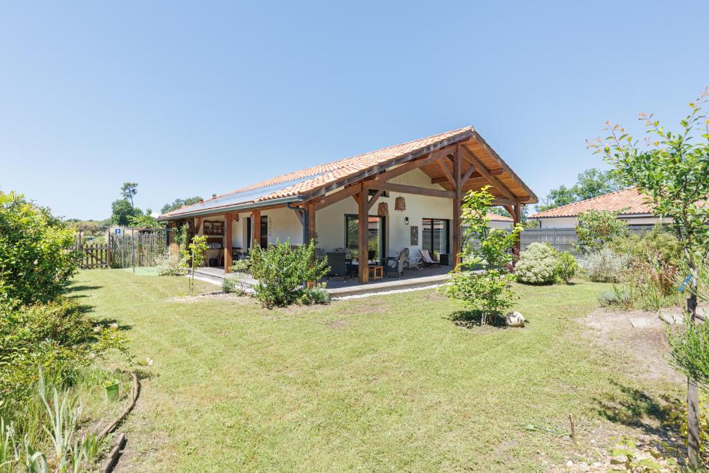 a house with a large yard in front of it at Océan Alegria – Conciergerieland in Léon