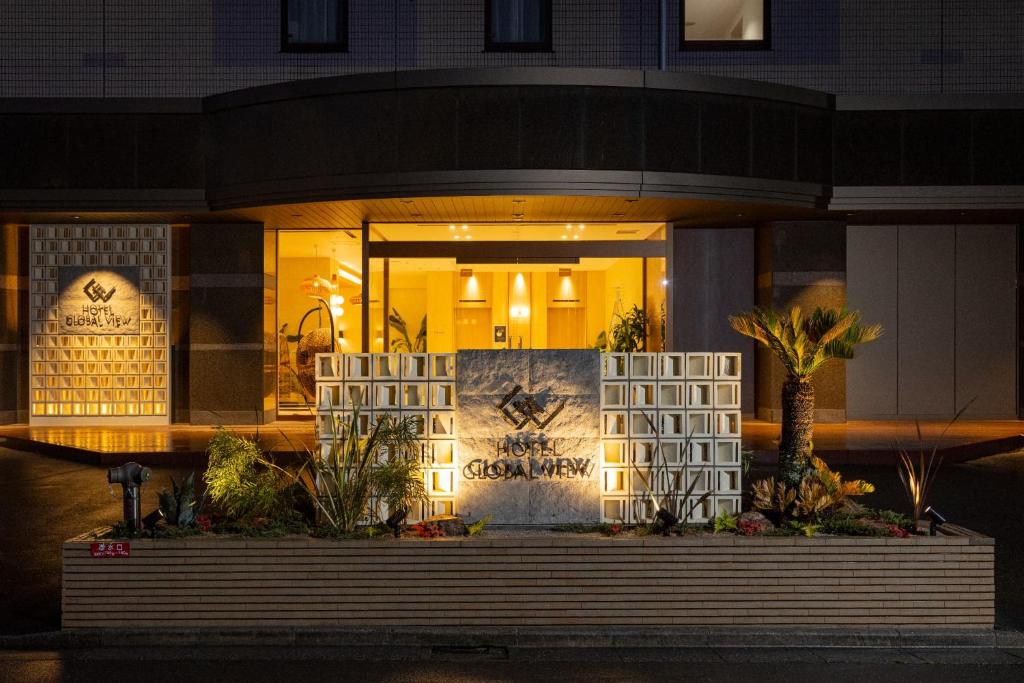 eine Ladenfront an einem Gebäude bei Nacht in der Unterkunft Hotel Global View Iwaki in Iwaki