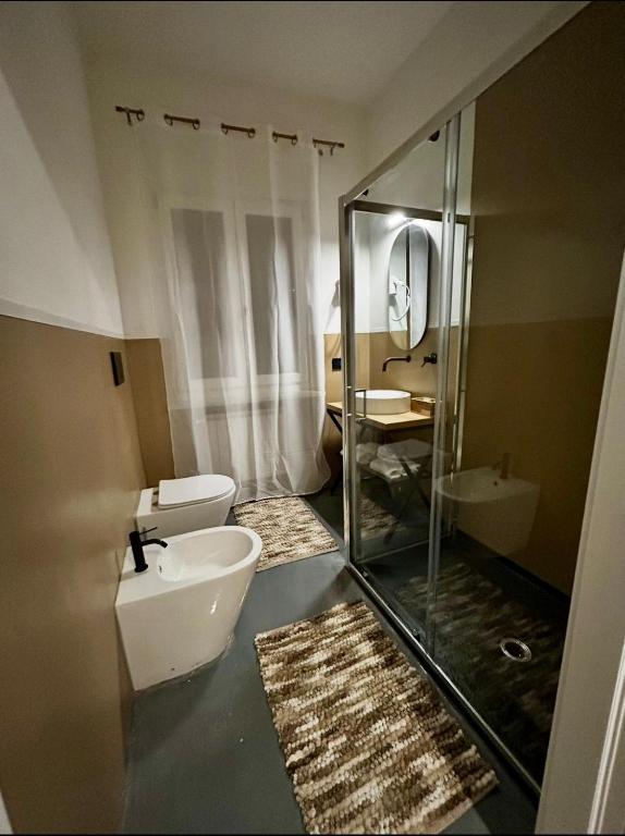 a bathroom with a toilet and a glass shower at Il Ritrovo dei Sogni in Palazzolo Vercellese