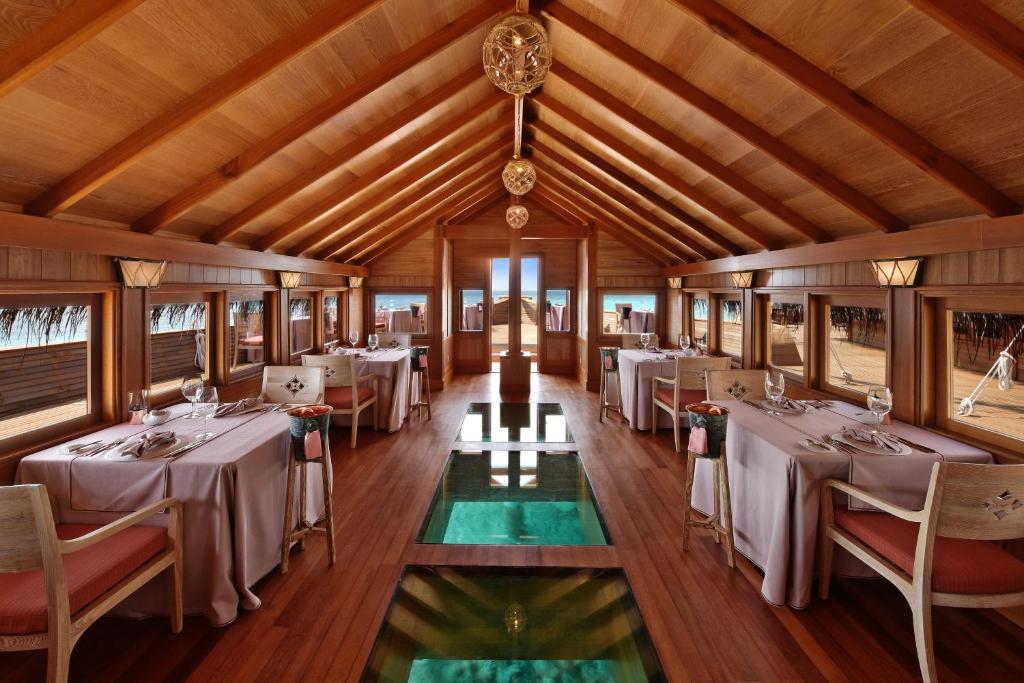 Restaurace v ubytování Milaidhoo Maldives