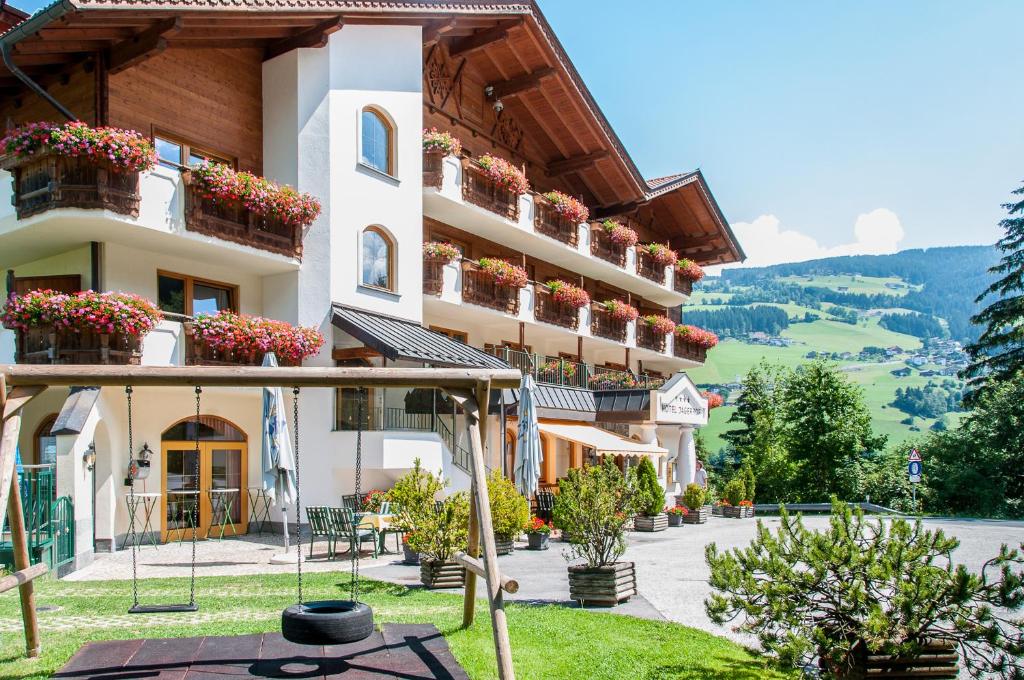 Nespecifikovaný výhled na hory nebo výhled na hory při pohledu z hotelu