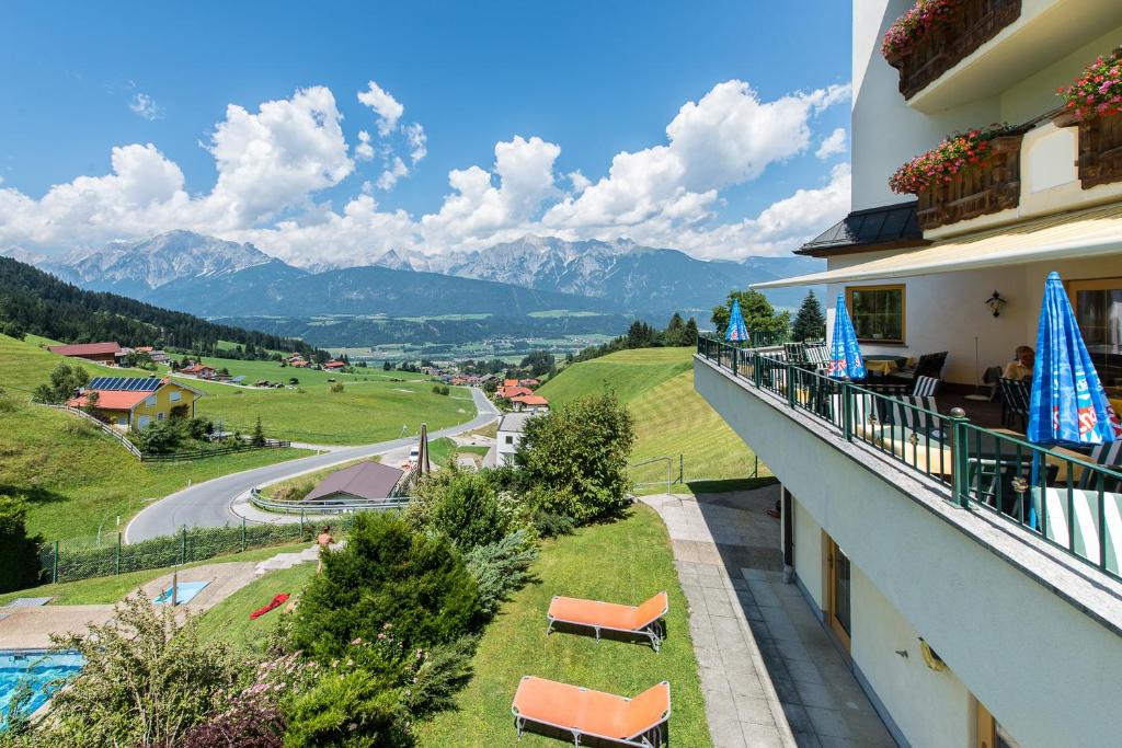 Nespecifikovaný výhled na hory nebo výhled na hory při pohledu z hotelu