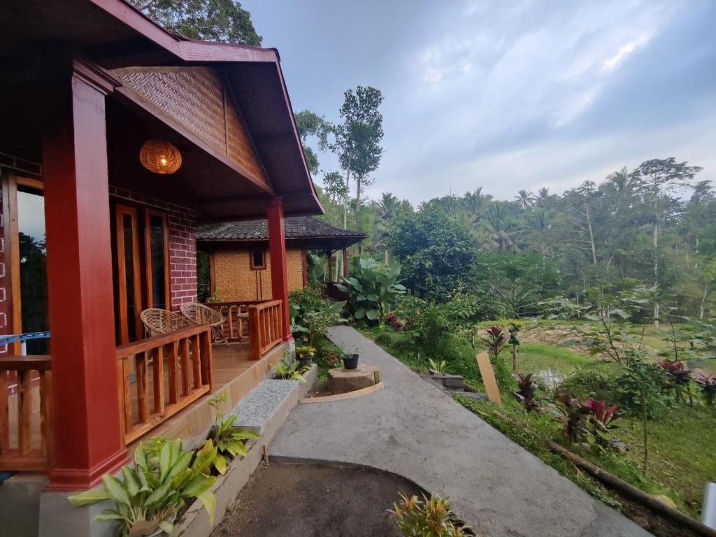 a house with a view of a garden at Bareng Homestay Tetebatu in Tetebatu