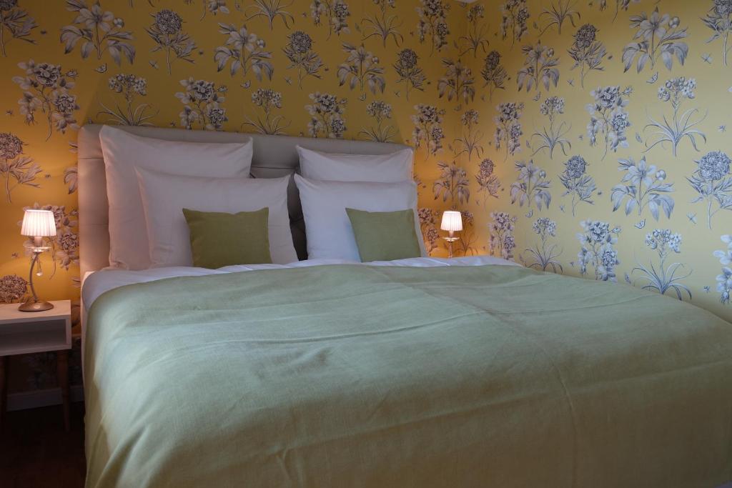 - une chambre avec un grand lit et une couverture verte dans l'établissement Rittergut Rottewitz, à Meissen
