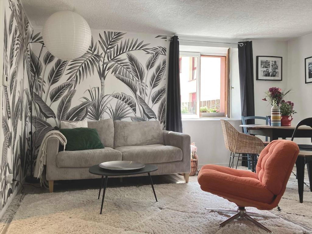 a living room with a couch and a chair at Appartement cosy Rosheim in Rosheim