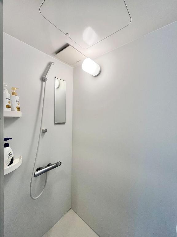 a bathroom with a shower and a toilet at Hotel Suite 24 in Warabi