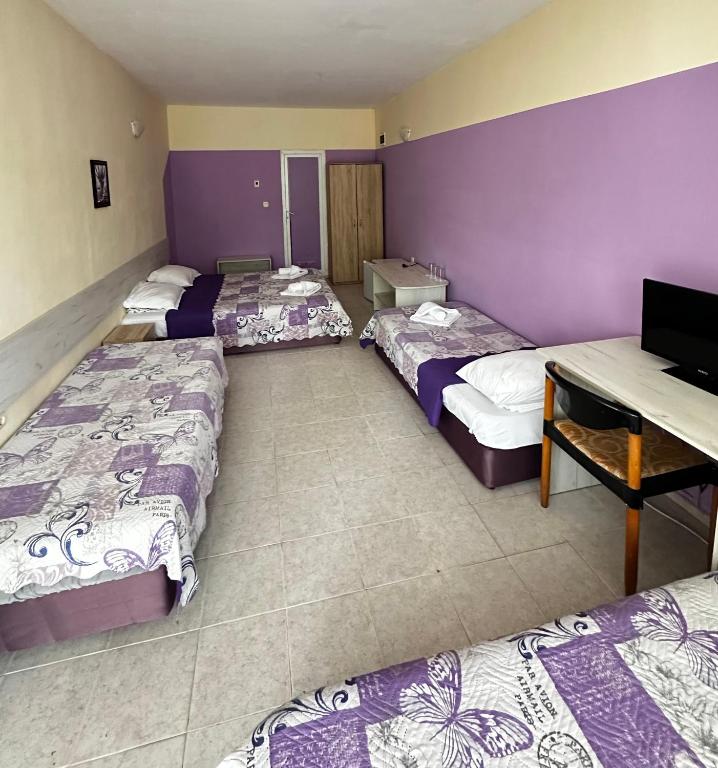 Quadruple Room with Private Bathroom