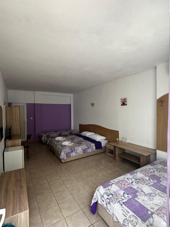 Quadruple Room with Private Bathroom