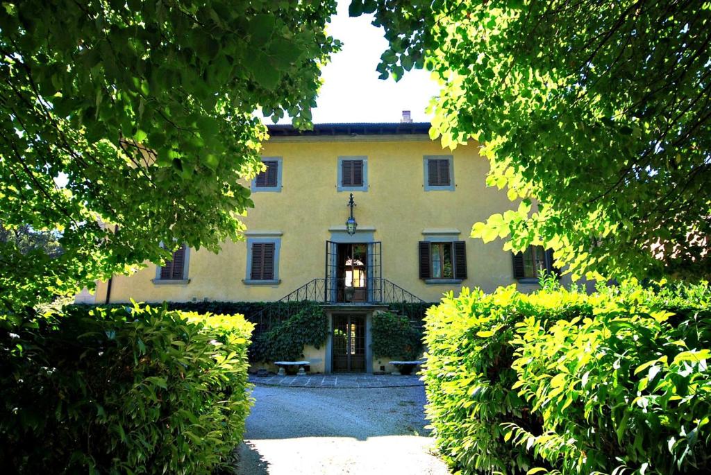 CastiglioneにあるVilla Salaioleの木陰の大黄色い家