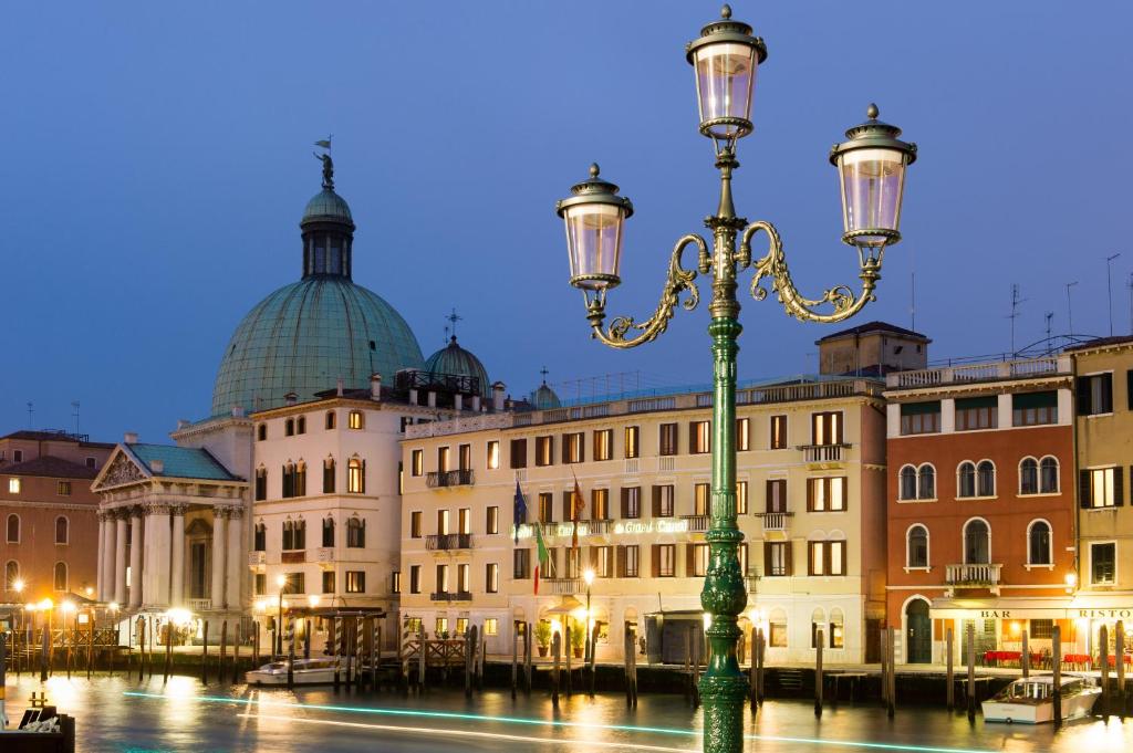 ein Straßenlicht vor einem großen Gebäude in der Unterkunft Hotel Carlton On The Grand Canal in Venedig