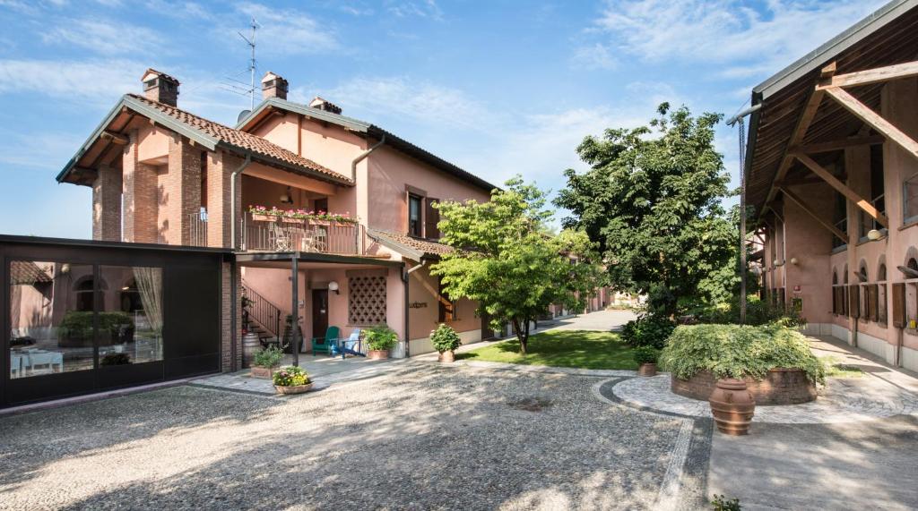 einen Innenhof eines Hauses mit einem Gebäude in der Unterkunft San Giacomo Horses & Agriturismo in Arluno