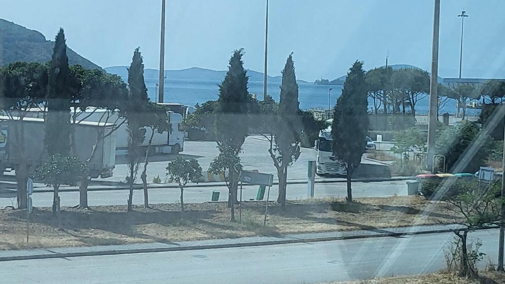 Blick auf einen Parkplatz mit Bäumen und einer Straße in der Unterkunft Horizon Corner in Ladochórion