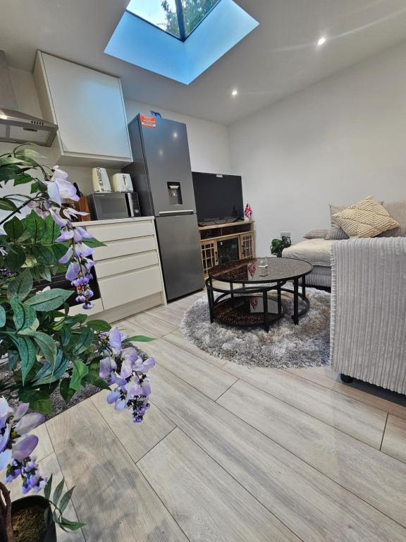 a living room with a couch and a table at Bright luxurious Home in Oxford