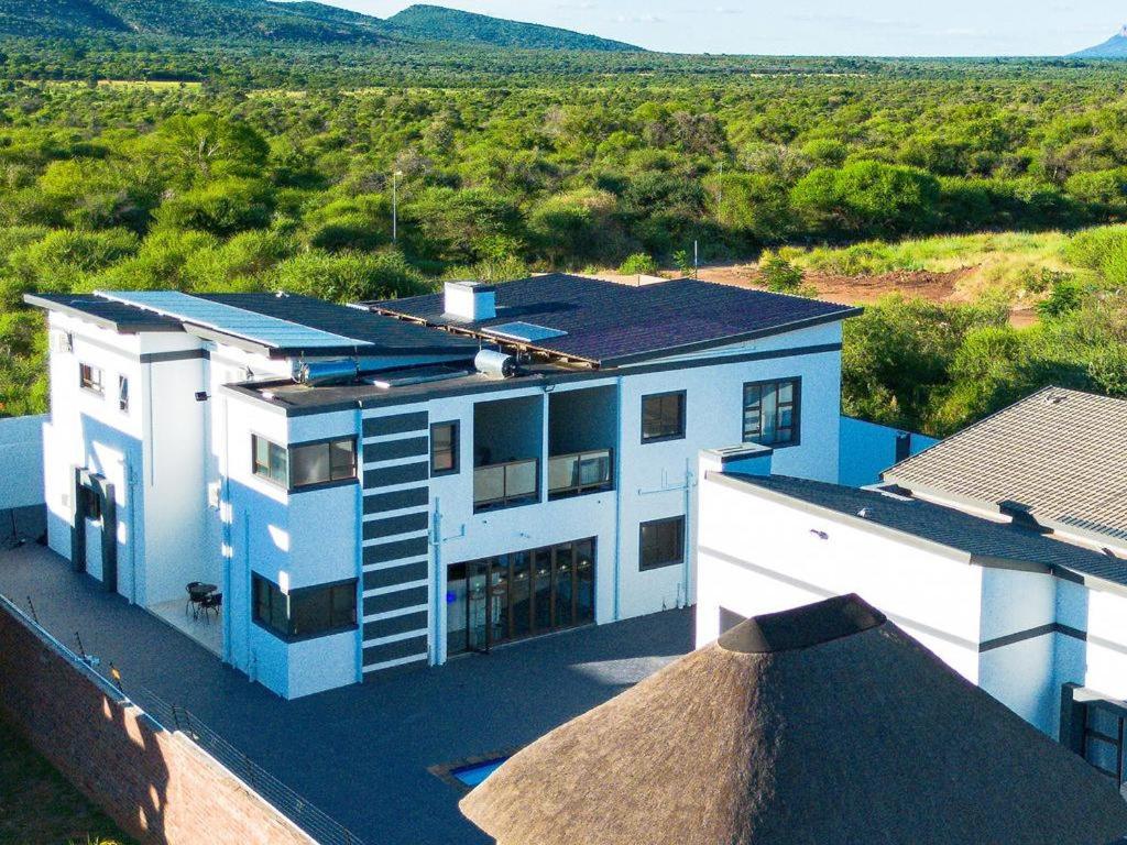 eine Luftaufnahme eines Hauses mit Dach in der Unterkunft Gee Heights Private Boutique Guest House in Thabazimbi