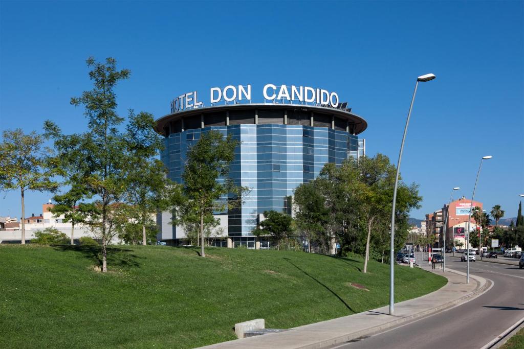 ein Gebäude mit einem Schild, das il don canado in der Unterkunft Eurostars Don Cándido in Terrassa