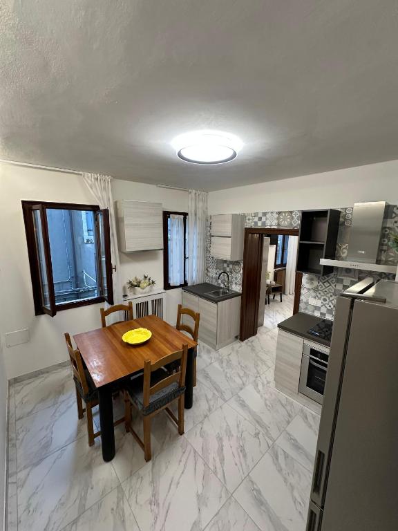 a kitchen and dining room with a table and chairs at Casa Alba in Chioggia