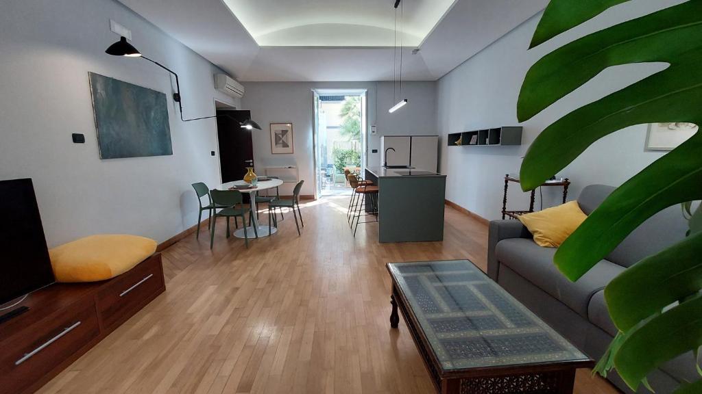 Casa Pontano-Elegant Apartment with Private Parking and Courtyard, near Metro, Funicular, and Seafront